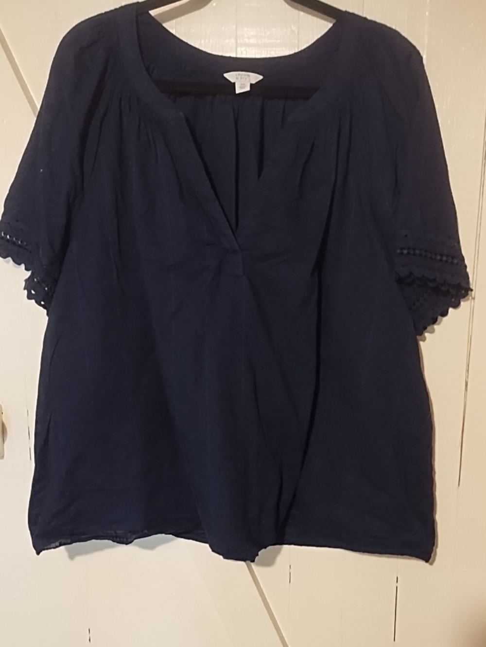 crown & ivy Navy Short-Sleeve V-Neck Blouse with Scallop Trim Sleeves VGC 2X.